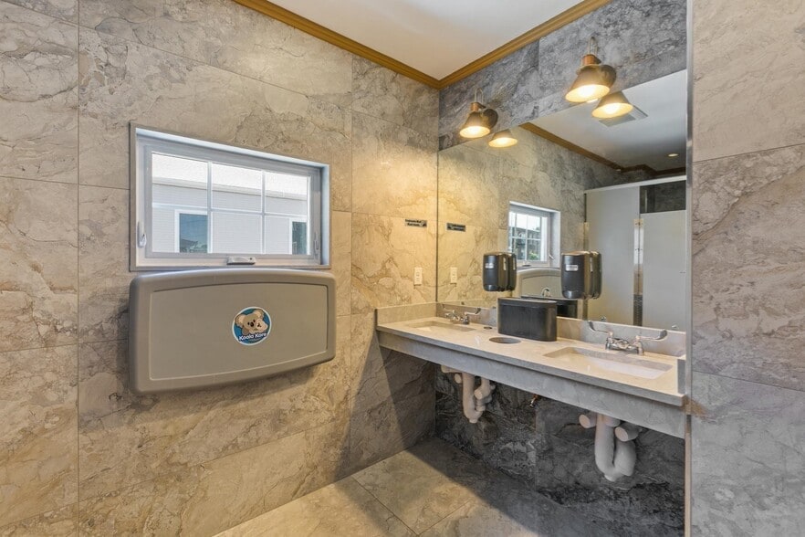 More Photos Of 98 Main St, Peabody General Retail For Sale