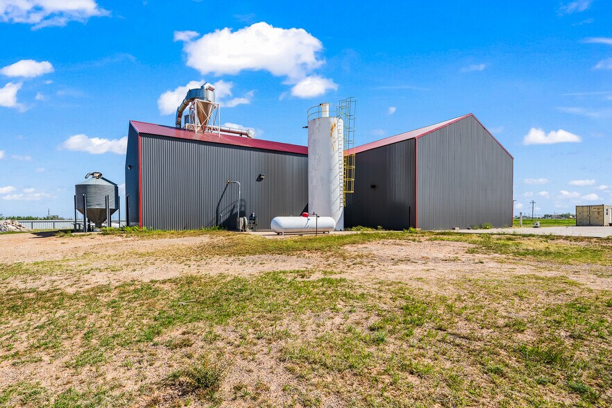 More Photos Of 1809 114 Hwy, Levelland Industrial For Lease