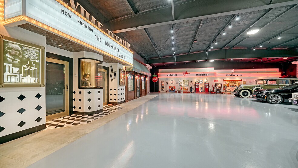 More Photos Of 2111 Whitfield Park Dr, Sarasota Showroom For Sale