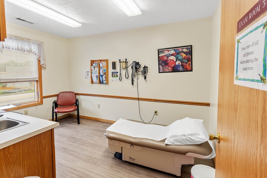 More Photos Of 725 N Pike St, Grafton Office For Sale