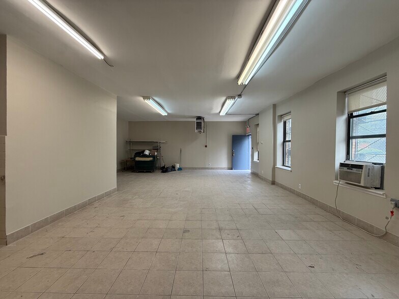 More Photos Of 3801 Vernon Blvd, Long Island City Storefront For Lease