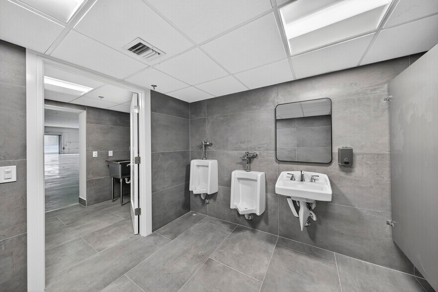 More Photos Of 3111 W Mcnab Rd, Pompano Beach Manufacturing For Lease