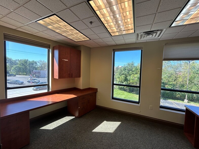 More Photos Of 275 Joliet St, Dyer Office For Sale