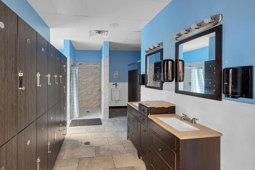 More Photos Of 7510 Lawndale St, Houston Warehouse For Sale