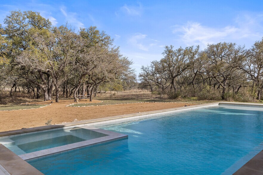 More Photos Of 444 Klein Rd, Stonewall Flex For Sale