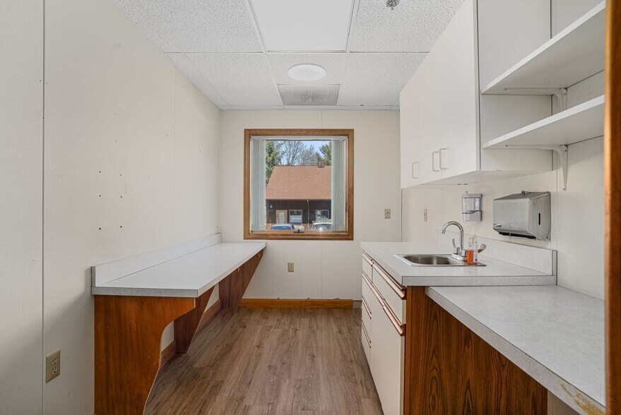 More Photos Of 24 Salt Pond Rd, Wakefield Medical For Sale