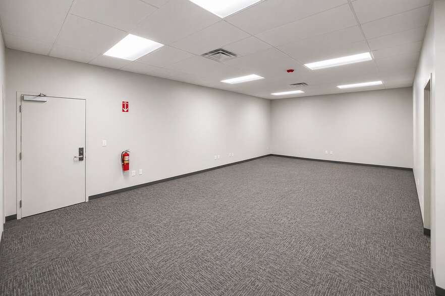 More Photos Of 5000 SW Regional Airport Blvd, Bentonville Warehouse For Lease