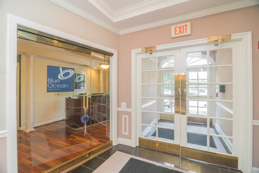 More Photos Of 410 Pine St SE, Vienna Office For Lease