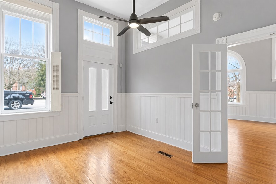More Photos Of 124 W Bank St, Petersburg Storefront Retail Residential For Lease