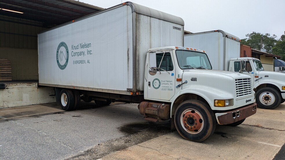 More Photos Of 222 Pecan St, Evergreen Warehouse For Sale