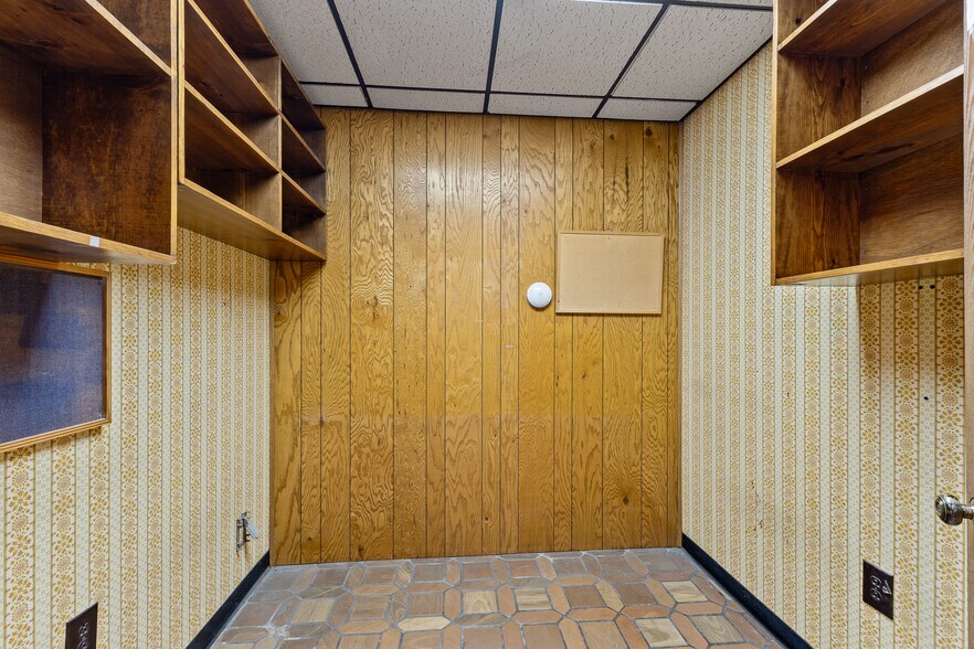 More Photos Of 1302-1306 4th Ave, Huntington Medical For Sale