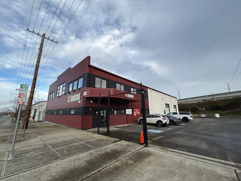 More Photos Of 3727 McDougall Ave, Everett Flex For Lease