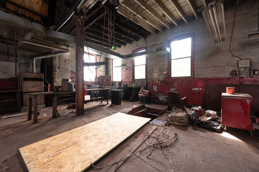 More Photos Of 15-17 Meade Ave, Pittsburgh Auto Repair For Sale