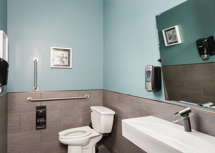 More Photos Of 109 N Court St, Florence Office For Sale