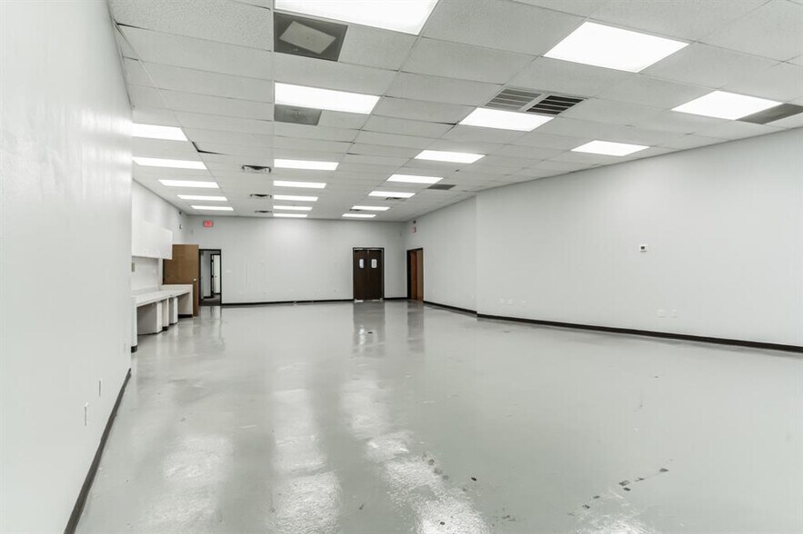 More Photos Of 425 Round Rock West Dr, Round Rock Light Distribution For Lease