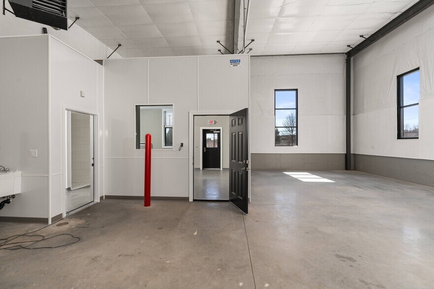 More Photos Of 170 Scott Swamp rd, Farmington Unknown For Lease