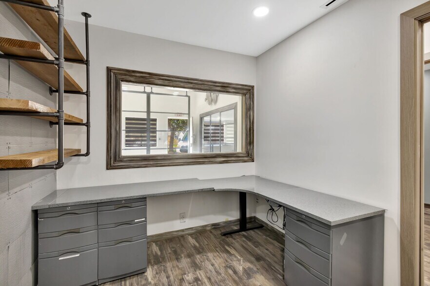 More Photos Of 228 Hibiscus St, Jupiter Light Manufacturing For Sale