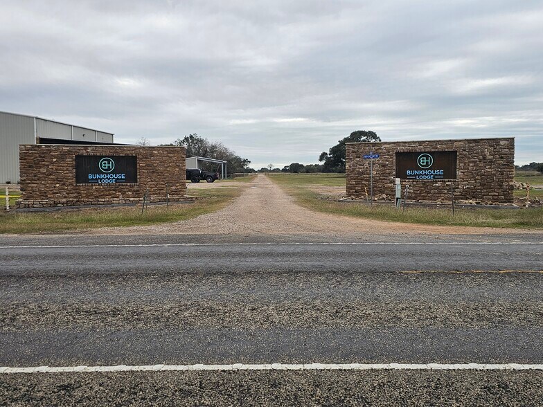 More Photos Of 1811 State Highway 185 E, Seadrift Hotel For Sale