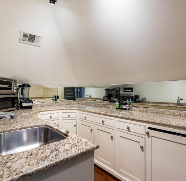More Photos Of 425 Peachtree Hills Ave NE, Atlanta Freestanding For Sale