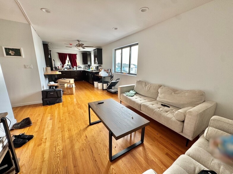 More Photos Of 19 Suffolk St, Freeport Office For Sale