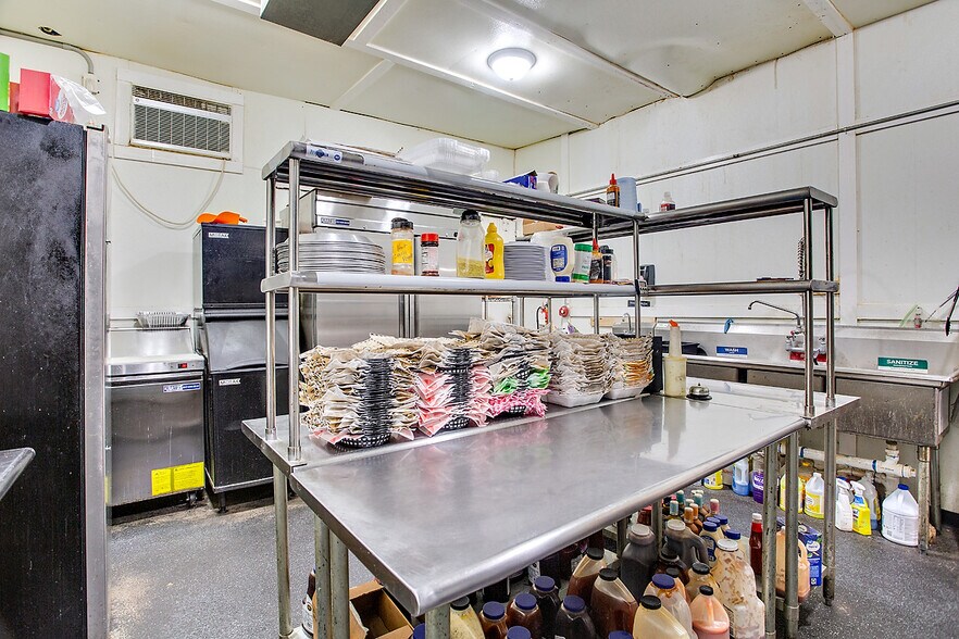 More Photos Of 418 Washington St, Chattahoochee Storefront For Sale