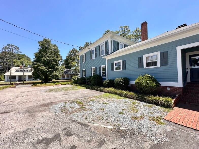 More Photos Of 615 College St, Clinton Hotel For Sale