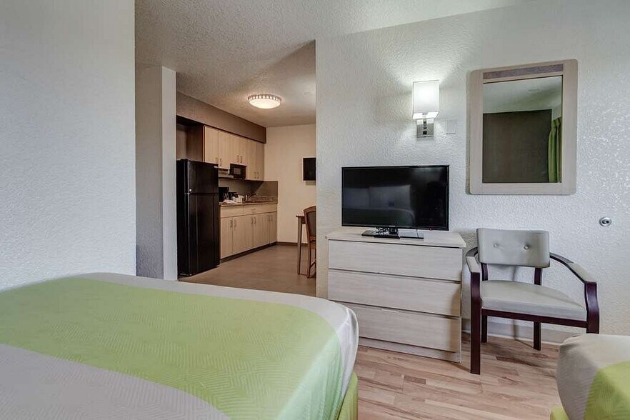 More Photos Of 11049 W Gateway Blvd, El Paso Hotel For Sale