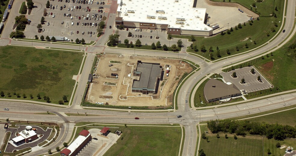 More Photos Of 525 Wakarusa Dr, Lawrence Freestanding For Lease