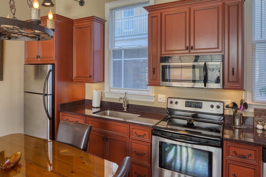 More Photos Of 14 E Taylor St, Savannah Specialty For Sale