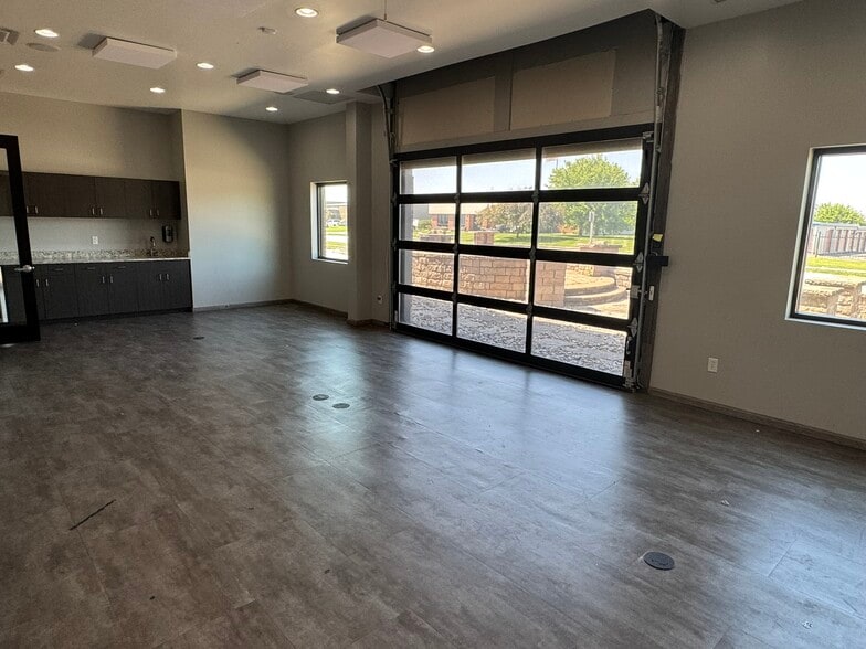 More Photos Of 16180 Laurel St, Waukee Flex For Lease