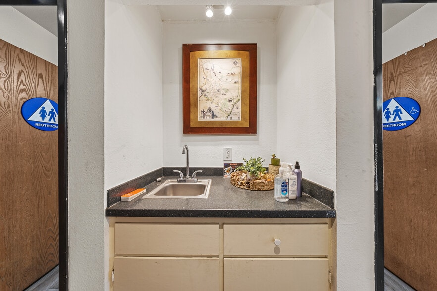 More Photos Of 23282 Peralta Dr, Laguna Hills Warehouse For Sale