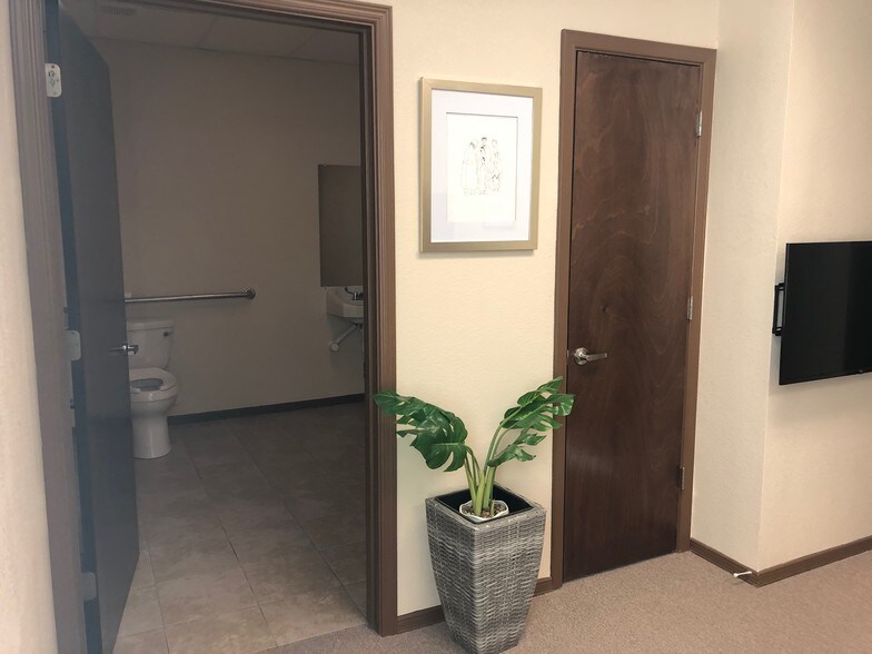 More Photos Of 3012 Mountain Pass Blvd, Anthony Office For Lease