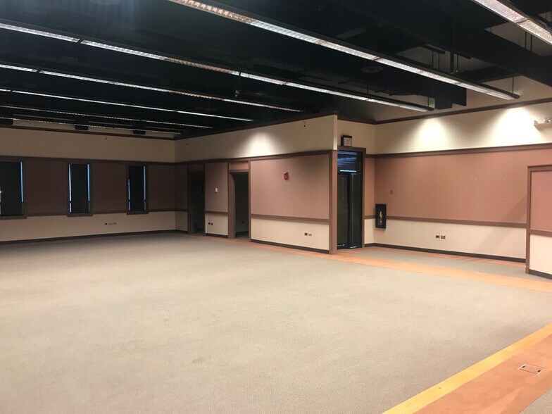 More Photos Of 5834 W Howard St, Skokie Warehouse For Sale