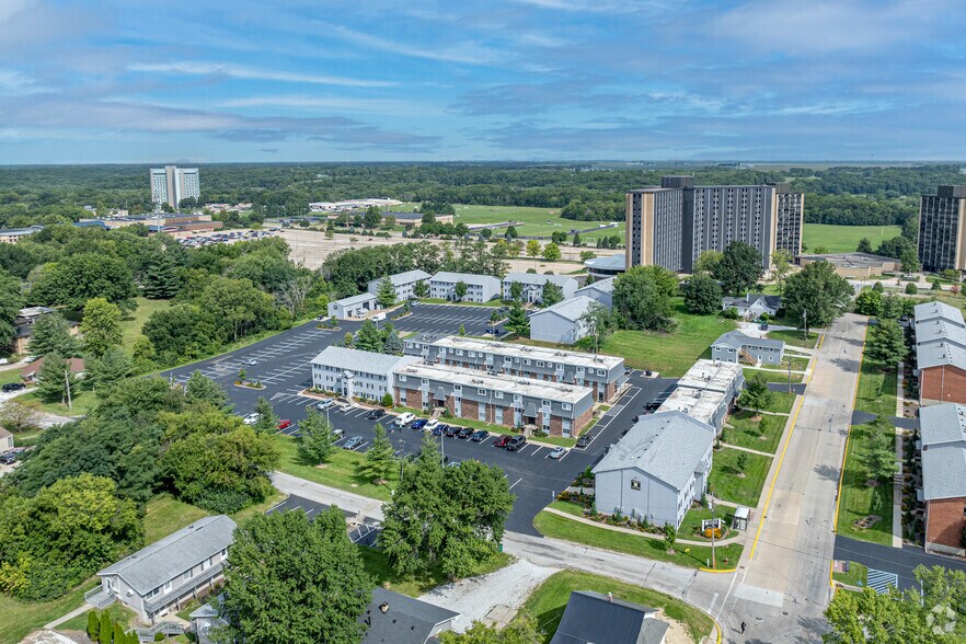 More Photos Of 902 N Charles St, Macomb Apartments For Sale