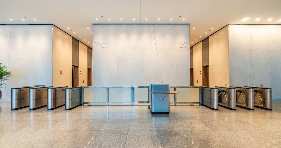 More Photos Of 300 S Riverside Plz, Chicago Office For Sale