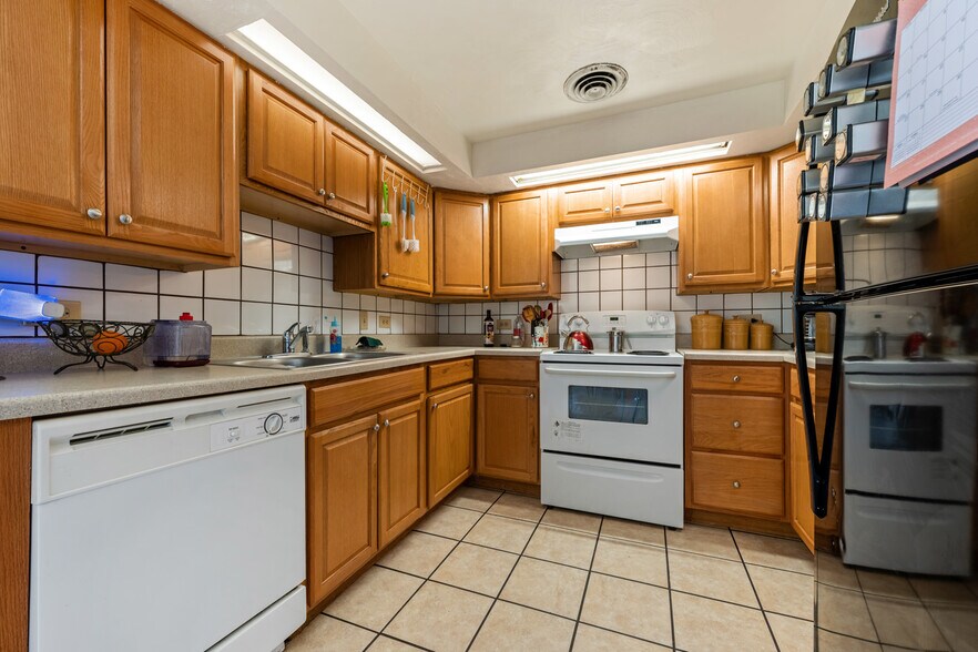 More Photos Of 416 State St, Trinidad Flex For Sale