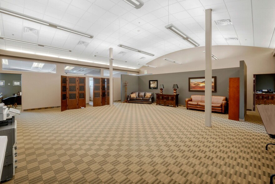 More Photos Of 7430 S Creek Rd, Sandy Office For Lease