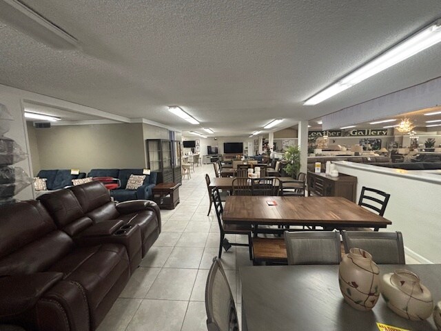 More Photos Of 620 Chester Ave, Bakersfield Showroom For Lease