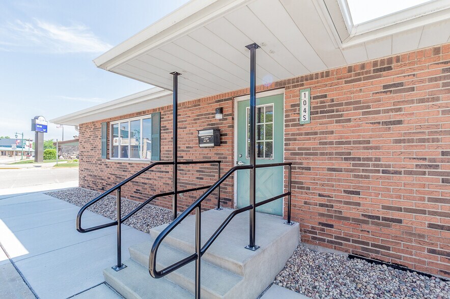 More Photos Of 104 S Main St, Marion Office For Sale