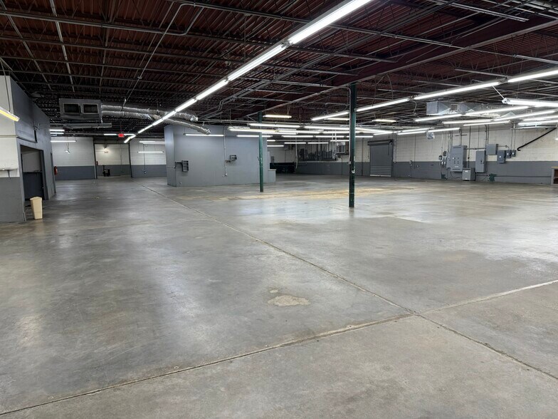 More Photos Of 4150 E 43rd St, North Little Rock Flex For Lease