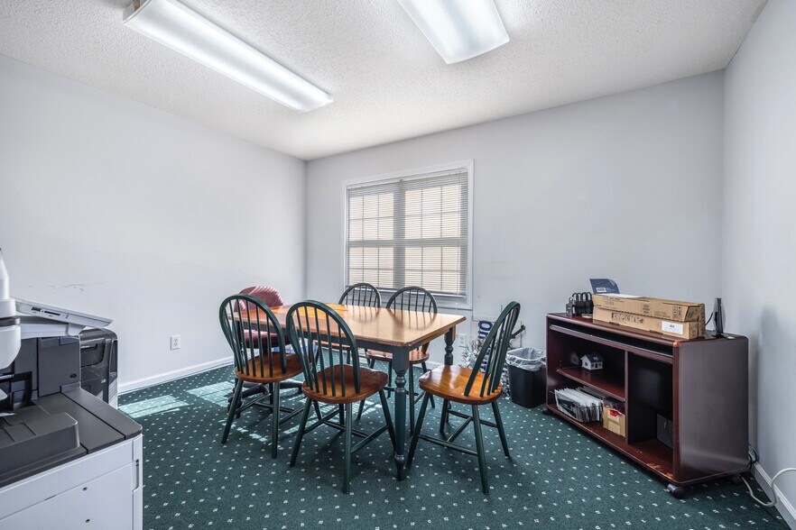 More Photos Of 13325 Jones St, Lavonia Office For Sale