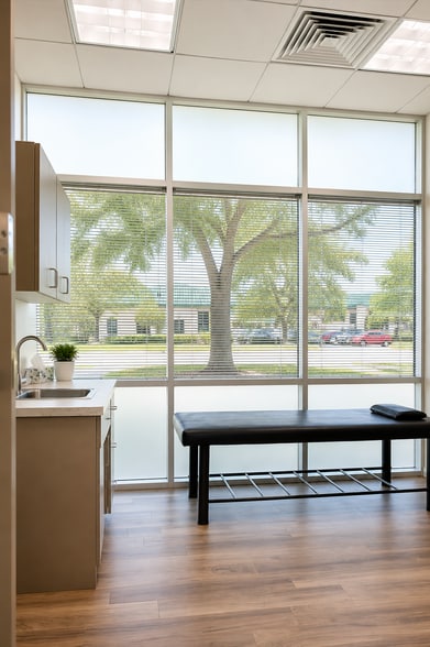 More Photos Of 411 Lantern Bend Dr, Houston Medical For Lease
