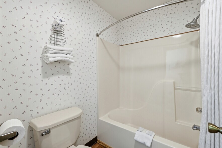 More Photos Of 3169 E Van Buren, Eureka Springs Hotel For Sale