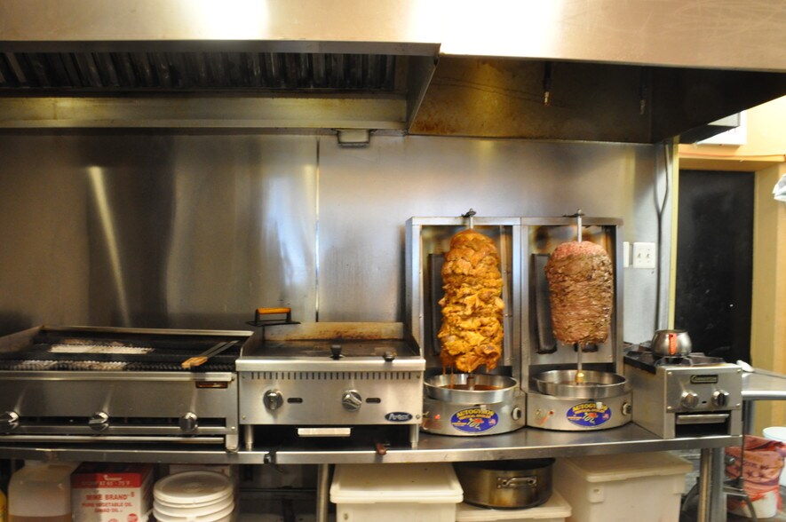 More Photos Of 2011 N Damen Ave, Chicago Restaurant For Sale