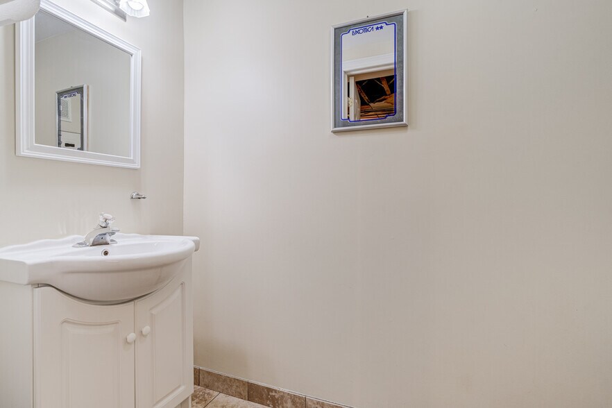 More Photos Of 3000 Bloor St W, Toronto Storefront For Sale