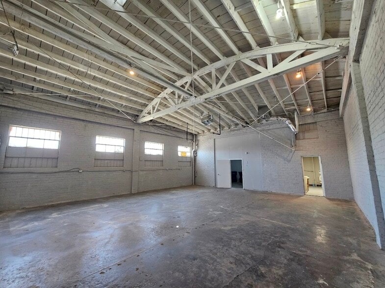 More Photos Of 3130 S Hill St, Los Angeles Warehouse For Lease