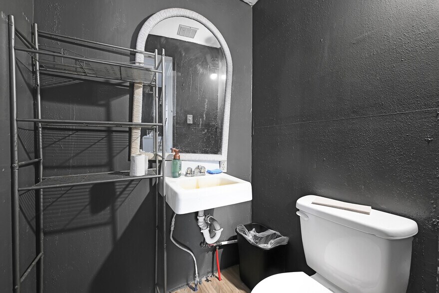 More Photos Of 1710 Cypress Creek Pkwy, Houston Office For Sale