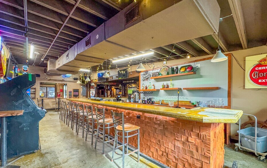 More Photos Of 1211 W Hickory St, Denton Bar For Lease