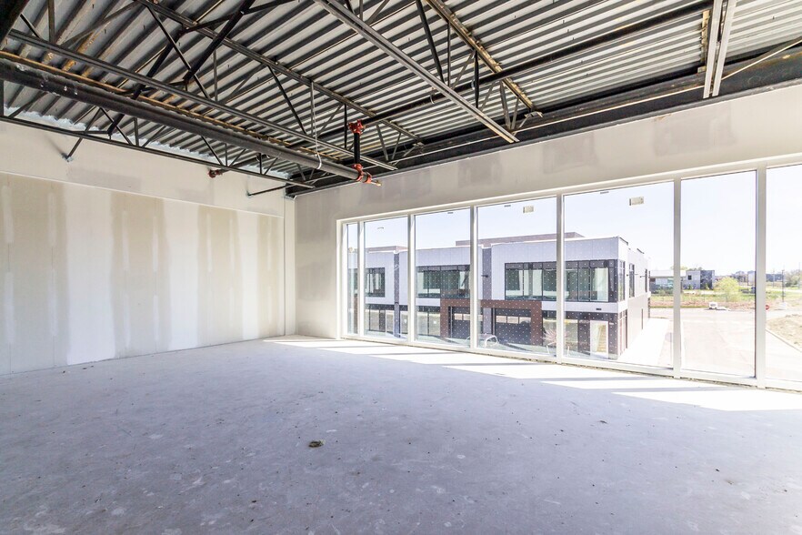 More Photos Of 585 Hanlon Creek Blvd, Guelph Showroom For Lease