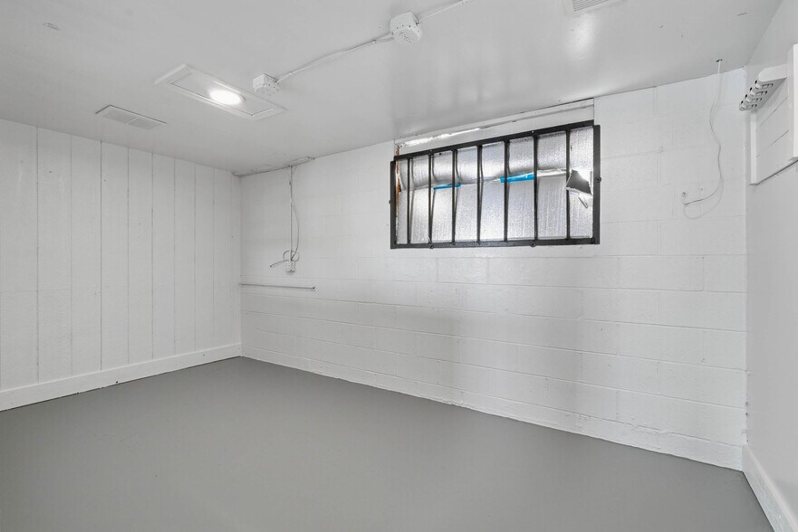 More Photos Of 4918 W 21st St, Tulsa Warehouse For Lease